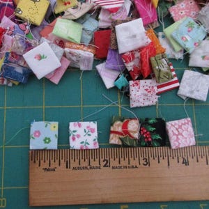 Puede incluir: Una taza de cerámica blanca con un asa negra y el texto "But First, Coffee" en negro y negrita. La taza está sobre una superficie de madera. La taza mide aproximadamente 10 cm de alto.