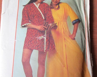 Vintage Simplicity Sewing Pattern, Misses size 8 to 10, long or short robe