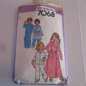 Child&#39;s unisex Pj&#39;s and Robe Simplicity Pattern 7068, size 5