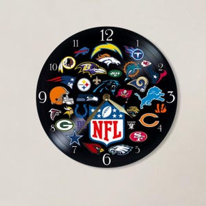 Football Team Schallplatten Uhr: Gemaltes NFL Wanddekor