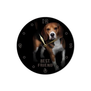 Peut inclure: Une horloge murale ronde avec un fond noir représentant un chien beagle au centre. Le cadran affiche les chiffres 3, 6, 9 et 12 en contours blancs, des aiguilles dorées et le texte BEST FRIEND imprimé en lettres blanches sur le bas.
