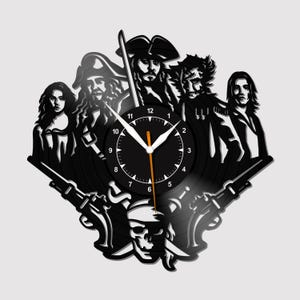 Könnte beinhalten: Rustikales Holzschild mit dem Text "Welcome to our home" in weißer Schrift. Das Schild hat eine Used-Optik und ein schlichtes, einladendes Design, ideal für die Eingangsbereichsdekoration.