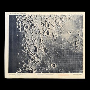 Authentieke NASA 1961 maanoppervlak "Vaporum Crater" maankaart Apollo-programma werknemer eigendom origineel geschenk geschiedenis ruimteastronaut (C.O.A.)