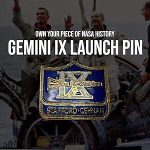 Puede incluir: Un pin de color dorado con un diseño de esmalte azul y blanco. El pin presenta un cohete con el número romano IX y el texto "STAFFORD-CERNAN". El pin es un artículo conmemorativo de la misión Gemini IX.