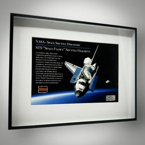 Fragment promu kosmicznego NASA Discovery – oprawiony prezent kolekcjonerski (C.O.A.)
