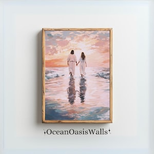 以下が含まれることがあります： 夕暮れのビーチを、手をつないで歩くカップルを描いた絵画です。男性は白いローブを着ており、女性は白いドレスを着ています。水は薄い青色で、空は淡いピンクとオレンジ色です。