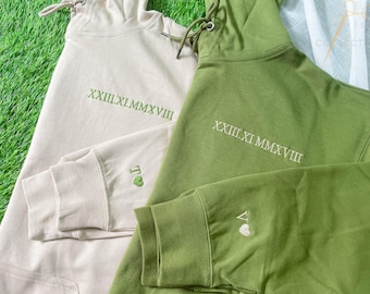 Moletom com capuz combinando, bordado com algarismos romanos, iniciais personalizadas e mangas com formato de coração, presente para namorado, moletons personalizados para casal em aniversário de casamento.