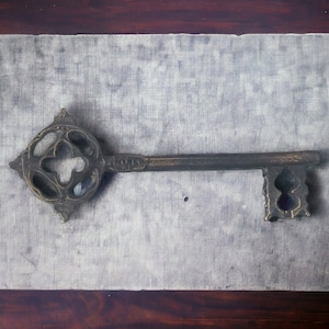 Antique Brass Skeleton Key: Rustic Home Decor, Wedding Favor