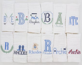 Débarbouillettes et bavoirs brodés en mousseline pour nouveau-né bébé garçon | Cadeau baby shower | Personnalisation du monogramme et du nom