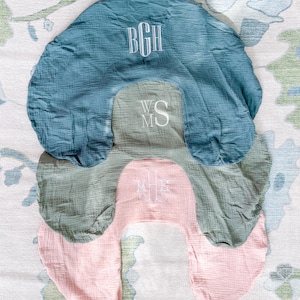 女の子または男の子の赤ちゃん用カスタム刺繍授乳ボッピーカバー | 授乳枕カバー | ベビーシャワーギフト | モノグラムのパーソナライズ