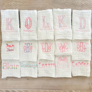 女の子用カスタム刺繍モスリン製バープクロス＆よだれかけ（新生児用）｜ベビーシャワーギフト｜モノグラムと名前のパーソナライズ
