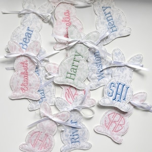 Bestickter Osterhasenkorb Anhänger | Monogramm oder Name Stickerei | Blau, Pink oder Grün Toile Muster-Stoff | Grandmillennial
