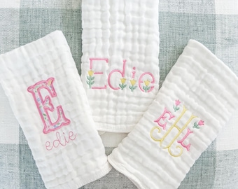 Baby Lätzchen und Spucktuch Set aus Musselin bestickt, Blumenmonogramm Baby Mädchen Neugeborene Baby Shower Geschenk