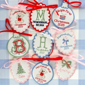 Adorno navideño bordado personalizado con monograma, para la primera Navidad del bebé, fecha estimada de boda o familia.