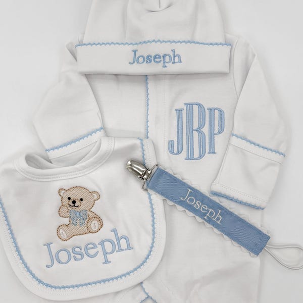 Neugeborenen Jungen Coming Home Outfit, Individuell gestickter Monogramm Schlaf, Hut & Bär Lätzchen mit blauem Picot Trim, personalisiertes Baby Jungen Geschenk