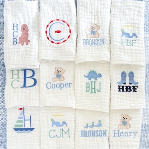 男の子用カスタム刺繍モスリン製バープクロス＆よだれかけ｜ベビーシャワーギフト｜モノグラムと名前のパーソナライズ
