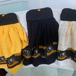 Op de afbeelding: Drie keukendoeken met zwarte en gele Steelers-logo's. De doeken zijn gemaakt van een zacht, absorberend materiaal en zijn perfect voor het drogen van afwas of handen.