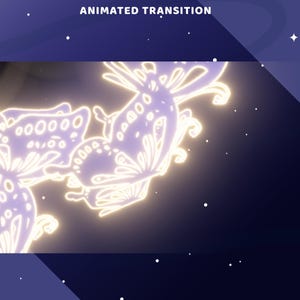 以下が含まれることがあります： 上部に「ANIMATED TRANSITION」というテキストが表示されたデジタルグラフィック。その下には、複雑な羽の模様を持つ2つの光る薄紫色の蝶のシルエットが、小さな白い点が散りばめられた濃い青色の背景に配置されています。