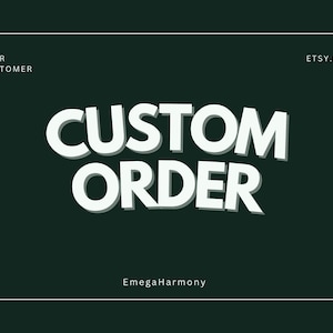 Peut inclure: Graphique vert foncé avec les mots "CUSTOM ORDER" en grandes lettres blanches en gras. Le texte "DEAR CUSTOMER" et "ETSY.COM" sont en haut, avec "EmegaHarmony" en bas. Des éclats d'étoiles et des lignes blanches encadrent le texte.