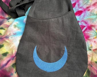 Blue Moon Tie-on Pocket black embroidered on linen