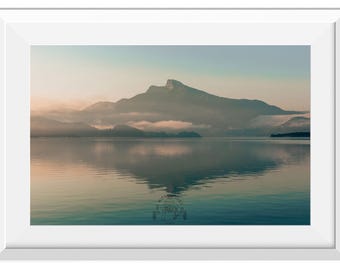 Reflejos de la montaña al amanecer en el lago Mondsee, fotografía de paisaje del lago Mondsee, lámina con reflejo del lago, arte mural del lago y la montaña al amanecer.