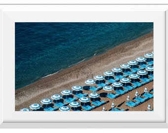 Positano Blaue und weiße Strand-Sonnenschirme, italienischer Strand Reise-Druck, Landschaft Strand Foto-Druck, Amalfi-Küste Wandkunst, Küstenwandkunst