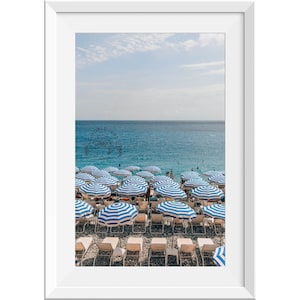 Fila de sombrillas de playa azules y blancas Riviera francesa, Fotografía del club de playa de la Riviera francesa, Arte de la pared costera de la Riviera francesa, Playa agradable