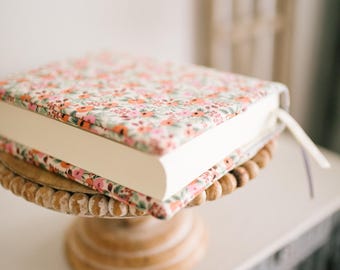 Anpassat quiltat bokomslag: Personligt bibelskydd