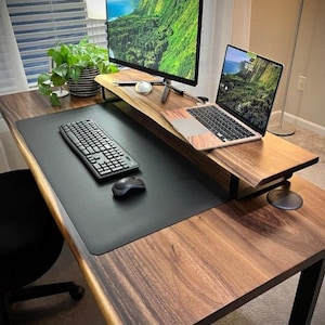 Handgemaakte houten monitorstandaard: ergonomische bureauopberger