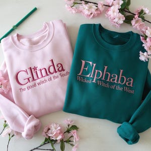 Elphaba en Glinda hoodie met ronde hals. Borduurshirt, geborduurd Wicked-sweater, Broadway-muziektheater, Halloweencadeau voor haar
