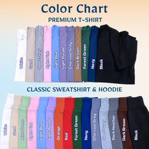 Puede incluir: Carta de colores de camisetas premium y sudaderas y sudaderas con capucha cl&aacute;sicas. Las camisetas se muestran en una fila de colores que incluyen blanco, arena, gris deportivo, rosa claro, azul claro, morado claro, gris carb&oacute;n, marr&oacute;n oscuro, verde bosque, azul marino y negro.