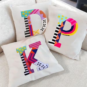 Alphabet personnalisé avec broderie initiale, taie d'oreiller personnalisée avec perforations, idée cadeau nouveau-né, décoration d'intérieur baby shower