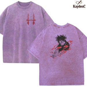 Op de afbeelding: Een paars, shirt met korte mouwen met een verweerde textuur. De voorkant heeft een rode afbeelding, terwijl de achterkant een zwart-rode anime-stijl illustratie toont. De merknaam "KaydenC" staat rechtsboven.