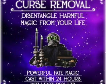 Op de afbeelding: Een digitale illustratie in paars en zwart van een schedel met groene ogen, twee brandende kaarsen en een stapel boeken. De tekst "CURSE REMOVAL" staat bovenaan de afbeelding. De tekst "DISENTANGLE HARMFUL MAGIC FROM YOUR LIFE" staat onder de tekst "CURSE REMOVAL". De tekst "POWERFUL FATE MAGIC CAST WITHIN 24 HOURS WITH FAST RESULTS" staat onderaan de afbeelding.