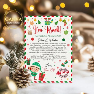 Puede incluir: Una invitación navideña festiva con un borde rojo y verde. El texto "I'm Back!" se muestra encima de los nombres "Olivia & Jackson". La invitación incluye una ilustración de elfo y gráficos temáticos navideños.