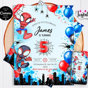 Puede incluir: Una invitación de cumpleaños de 13x18 cm con dos superhéroes, un número 5 rojo grande sobre una telaraña, globos azules y rojos, arañas negras y una silueta de ciudad. El texto incluye JOIN US TO CELEBRATE James IS TURNING 5, MAY 27, 3:30 PM y dirección.