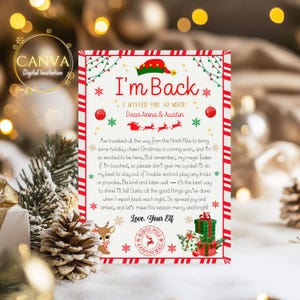Puede incluir: Una invitación digital con temática navideña con el texto "I'm Back" y un mensaje de un elfo. El diseño presenta rayas rojas y blancas, adornos navideños y una ilustración de reno. La invitación es para Anna & Austin.