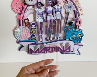 Peut inclure: Un cake topper multicouche sur le thème de la musique. Le topper présente trois figurines de poupées, le chiffre 8, des notes de musique et le nom "Martina". Le design comprend une boule disco, un chat bleu et le mot "HUNTR/X".