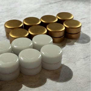 Handgefertigte Backgammon Chips, Set mit 32 Gold & Weißen Spielfiguren