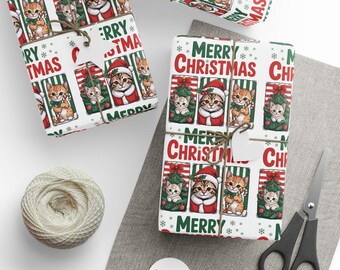 Puede incluir: Papel de regalo navideño con un patrón repetido de gatos de dibujos animados con gorros de Papá Noel y árboles de Navidad. Las palabras "MERRY CHRISTMAS" están impresas en rojo y verde. La escena incluye regalos envueltos, hilo, tijeras y etiquetas.