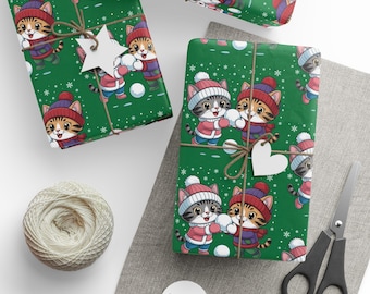 Puede incluir: Regalos envueltos con un fondo verde y un patrón repetido de gatitos de dibujos animados con ropa de invierno. Los regalos están atados con hilo y adornados con etiquetas en forma de estrella y corazón. También hay un ovillo de hilo y unas tijeras.