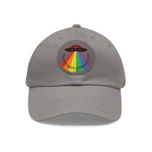 Gorra Orgullo OVNI Extraterrestre: Parche de cuero con bandera arcoíris y cita de Esquilo