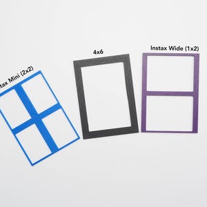 Może przedstawiać: Trzy prostokątne ramki na zdjęcia z wycięciami. Niebieska ramka z napisem Instax Mini (2x2) z czterema otworami, czarna ramka z napisem 4x6 z jednym otworem oraz fioletowa ramka z napisem Instax Wide (1x2) z dwoma otworami ułożonymi pionowo.