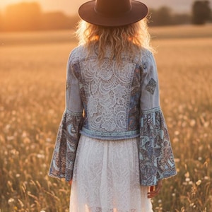 Upcycled Paisley Jeansjacke: Überarbeitete Country Boho Seidenärmel (Größe Medium)