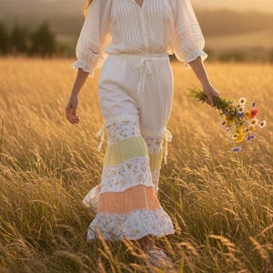 Pantalón acampanado floral reinventado: patchwork de lino y algodón, estilo boho cottagecore. Talla pequeña/mediana.