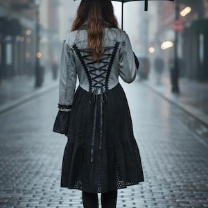 Spolverino in denim riciclato grigio e nero: stile corsetto sul retro Whimsigoth (taglia da media a grande)
