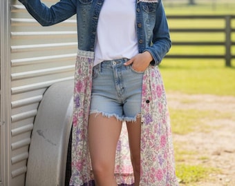 Giacca spolverino in denim riciclato con motivi floreali blu e rosa: Country Boho Hippie Cottagecore (taglia piccola)