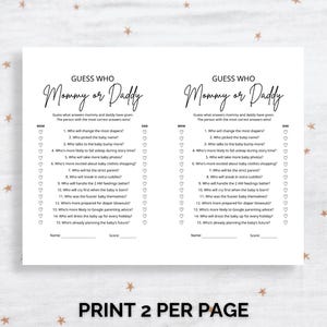 K&ouml;nnte beinhalten: Ein wei&szlig;es Blatt Papier mit zwei identischen Spielkarten f&uuml;r eine Babyparty mit dem Titel Guess Who Mommy or Daddy. Jede Karte enth&auml;lt f&uuml;nfzehn Fragen mit Herzsymbolen zum Ankreuzen der Antworten sowie Felder f&uuml;r Name und Punktzahl in schwarzer Schrift.