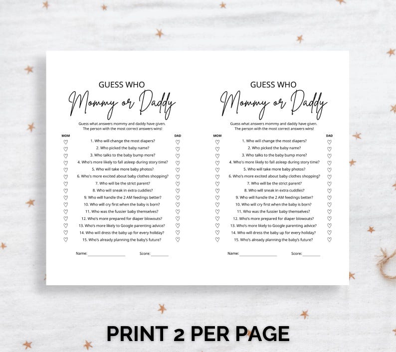 K&ouml;nnte beinhalten: Ein wei&szlig;es Blatt Papier mit zwei identischen Spielkarten f&uuml;r eine Babyparty mit dem Titel Guess Who Mommy or Daddy. Jede Karte enth&auml;lt f&uuml;nfzehn Fragen mit Herzsymbolen zum Ankreuzen der Antworten sowie Felder f&uuml;r Name und Punktzahl in schwarzer Schrift.