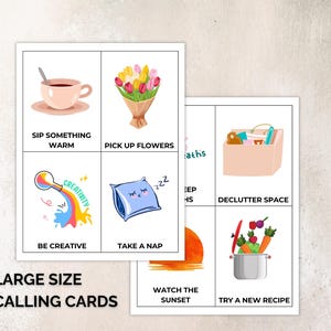 Puede incluir: Un conjunto de tarjetas de visita de gran tama&ntilde;o con ilustraciones y texto. Las tarjetas presentan im&aacute;genes de una taza de t&eacute;, flores, un dise&ntilde;o creativo, una almohada, una caja, una puesta de sol y una olla de comida. El texto incluye "Sip Something Warm", "Pick Up Flowers", "Be Creative", "Take a Nap", "Declutter Space", "Watch the Sunset" y "Try a New Recipe".
